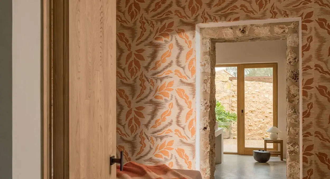 Wallpaper installer in Brentwood